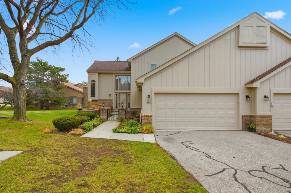 37692 N Laurel Park Dr, Livonia, MI 48152 - photo 1
