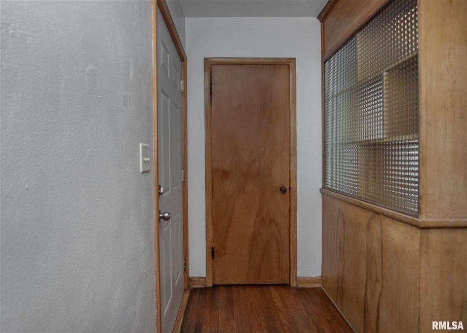 1464 W 10th St, Davenport, IA 52804 - photo 1