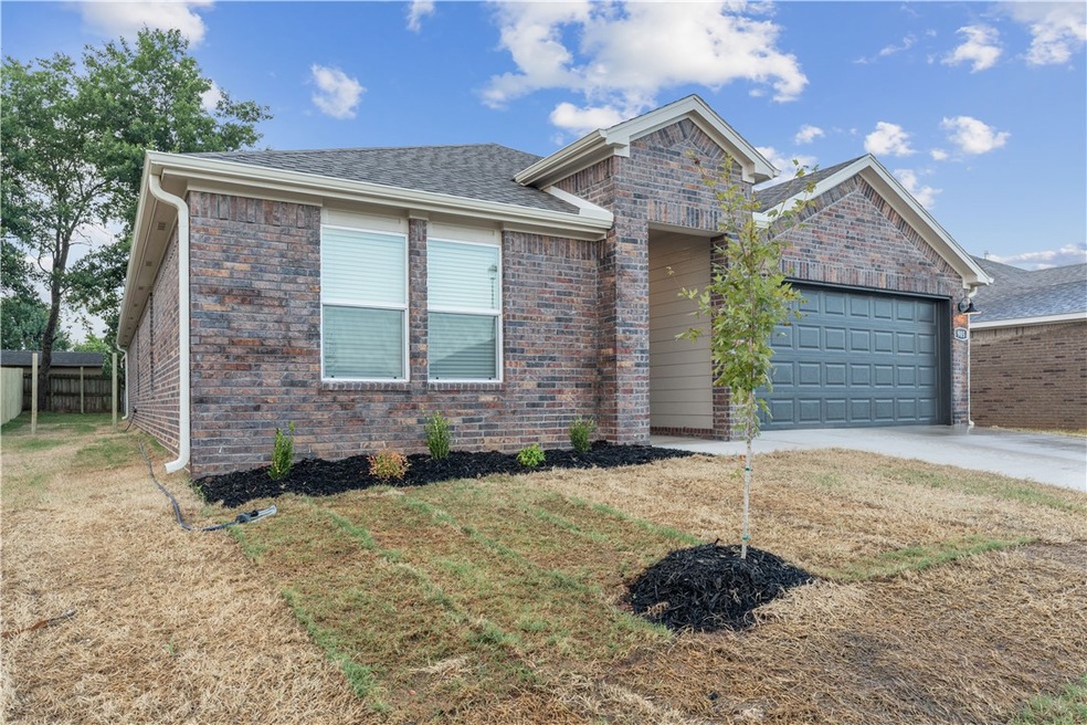 Stock photo of the Kingston Plan. Actual paint/brick colors will vary per plan.