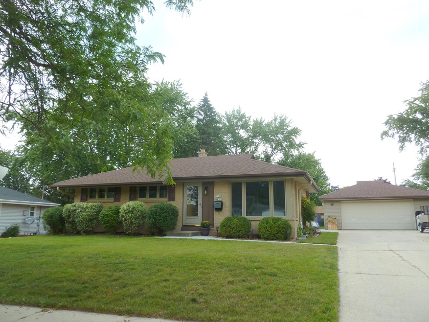 W150N8302 Saxony Dr, Menomonee Falls, WI 53051 - photo 1