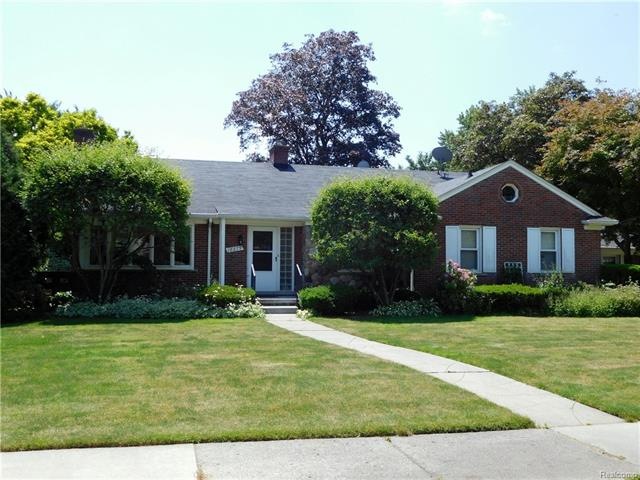 LOVELY CURB APPEAL! NOTE THE CLASSIC STONE & GLASS