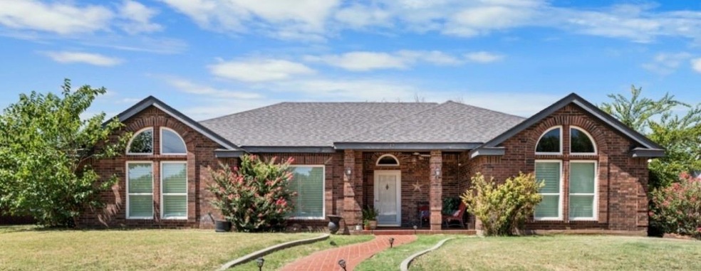 View of front facade with a front yard