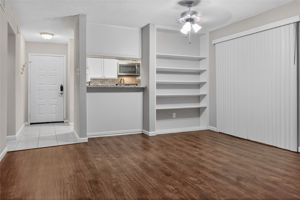 10555 Turtlewood Ct unit 2305, Houston, TX 77072 - photo 1