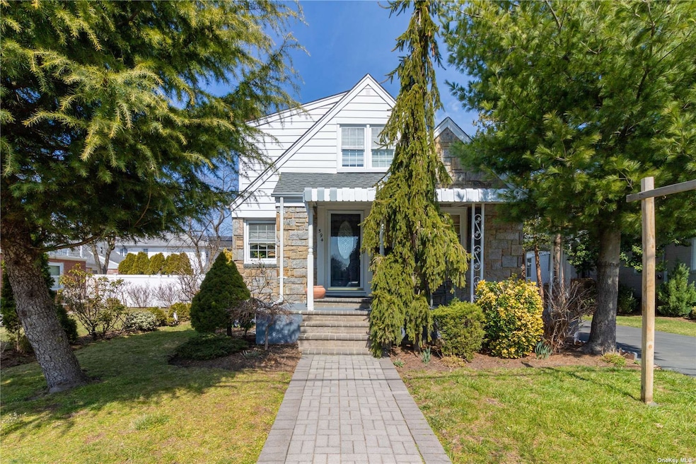 594 7th St S, Garden City, NY 11530 - photo 1