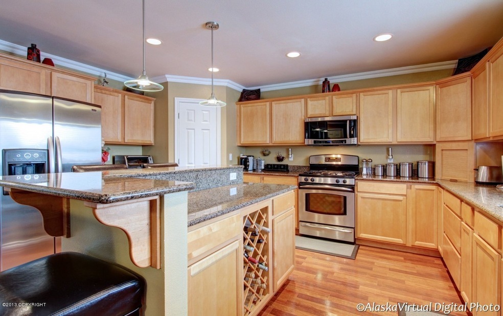 Kitchen W/SS Applainces