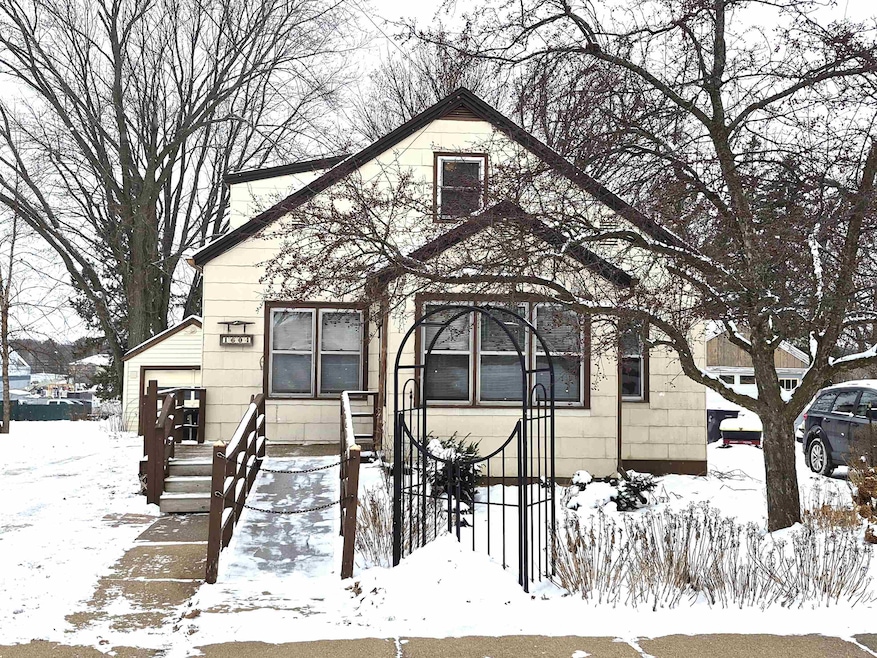 1604 S Cedar Ave, Marshfield, WI 54449 - photo 1