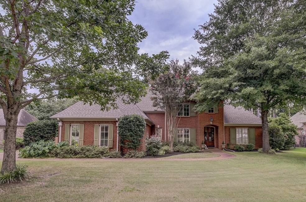 View of front facade featuring a front lawn