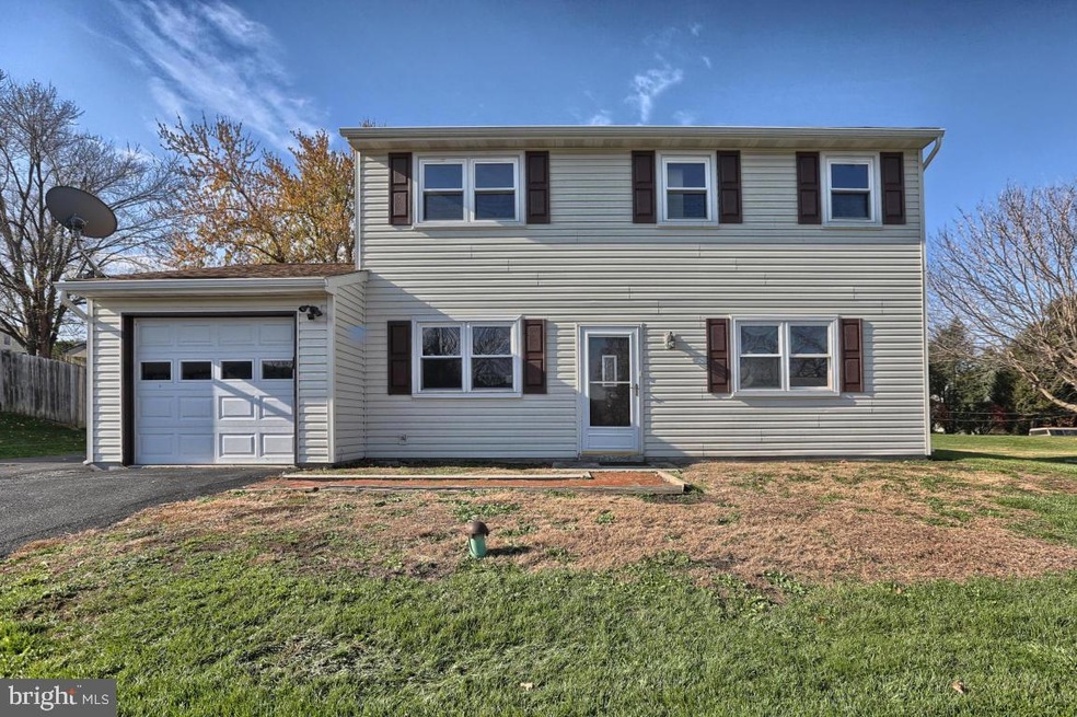 898 Center St, Mount Joy, PA 17552 - photo 1