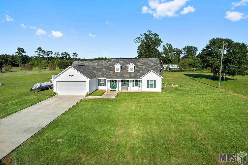 Country living at its best.  This charming home ha