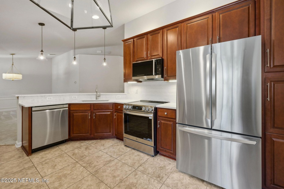 FULLY UPGRADED GOURMET KITCHEN!