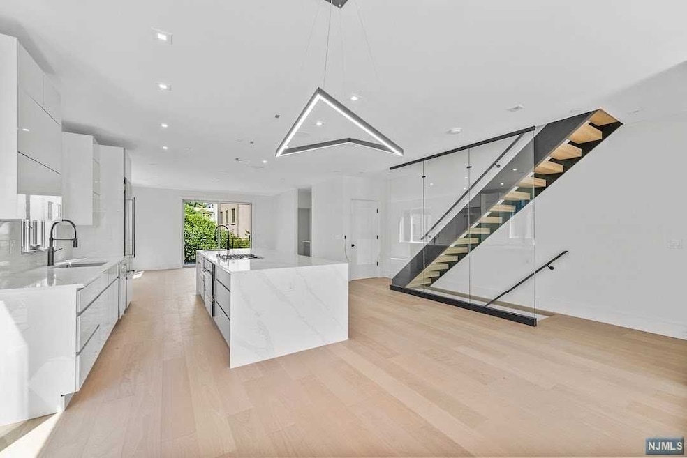 Sold $1,720,000 • Co-Listing Agent