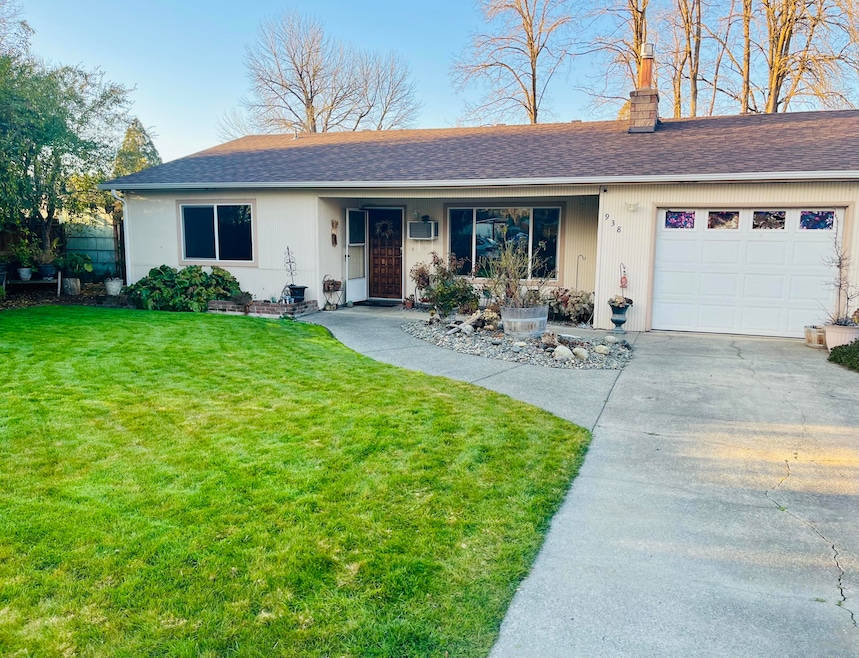 938 SW Mary Ave, Grants Pass, OR 97526 - photo 1