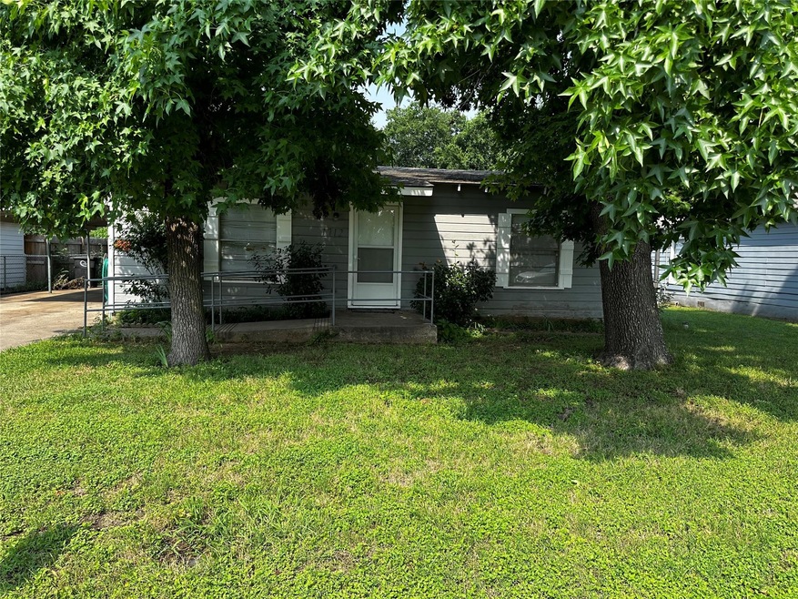 1712 Redwood Dr, Cleburne, TX 76033 - photo 1