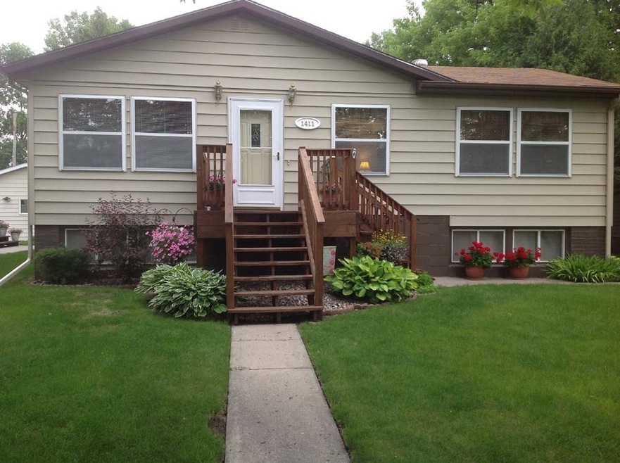 1411 S 18th St, Grand Forks, ND 58201 - photo 1