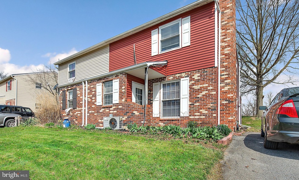 557 Staufer Ct, Mount Joy, PA 17552 - photo 1