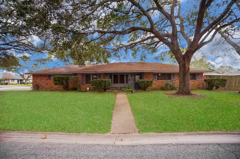 1714 Mahlmann St, Rosenberg, TX 77471 - photo 1