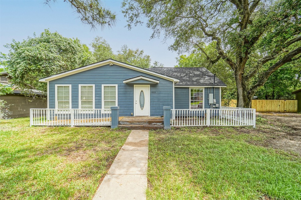 1922 W Sealy St, Alvin, TX 77511 - photo 1