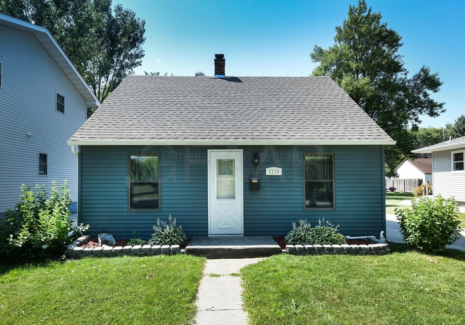 1110 S 11th St, Grand Forks, ND 58201 - photo 1