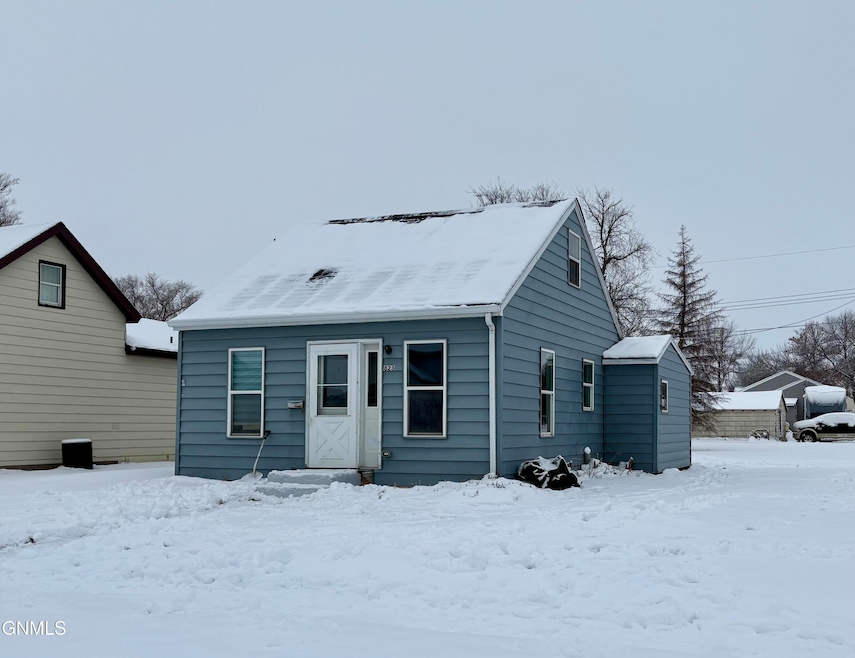 823 4th Ave W, Williston, ND 58801 - photo 1