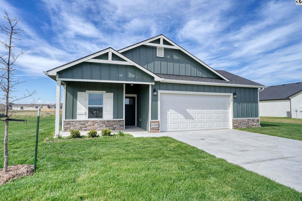 1325 Robin Dr, McPherson, KS 67460 - photo 1