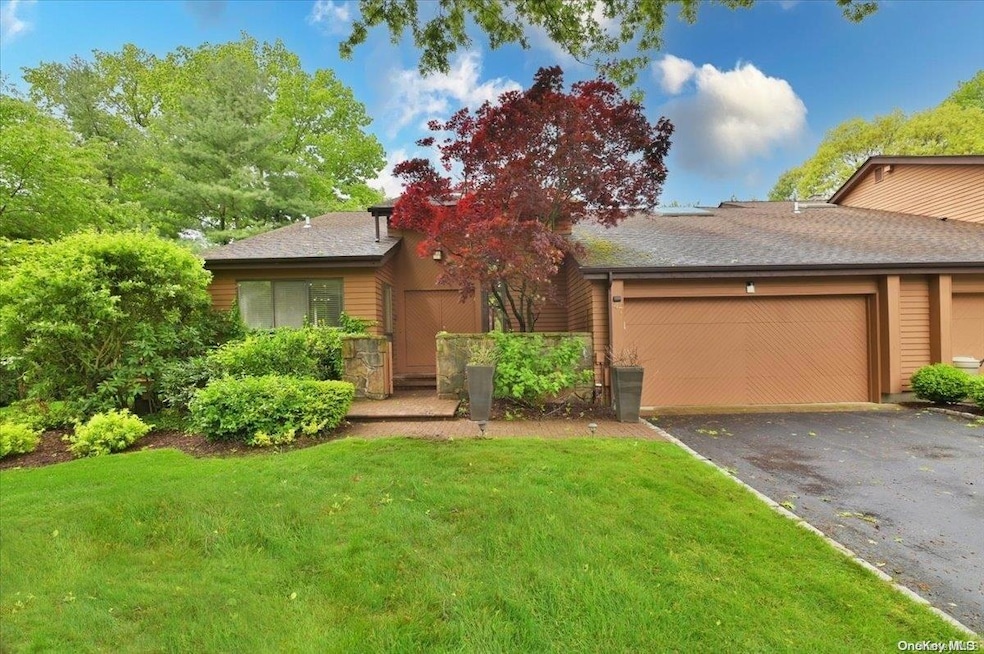 47 Eaton Ct unit 47, Manhasset, NY 11030 - photo 1