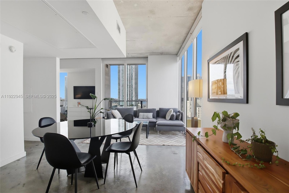 Centro unit 1810, Miami, FL 33131 - photo 1