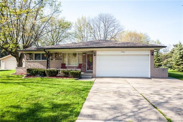 SUPER SUPER CLEAN 3 BEDROOM BRICK SPRAWLING RANCH 