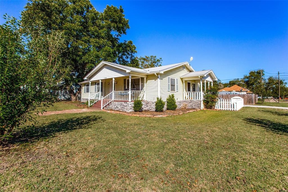 402 W Walnut St, Whitewright, TX 75491 - photo 1