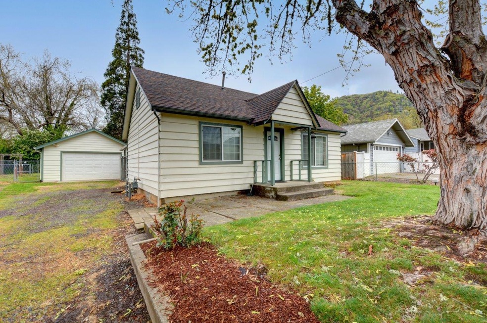 1034 NE Madrone St, Grants Pass, OR 97526 - photo 1