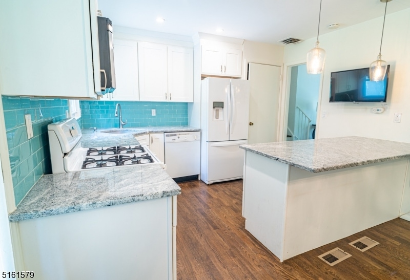 10 White Oak Dr, Livingston, NJ 07039 - photo 1