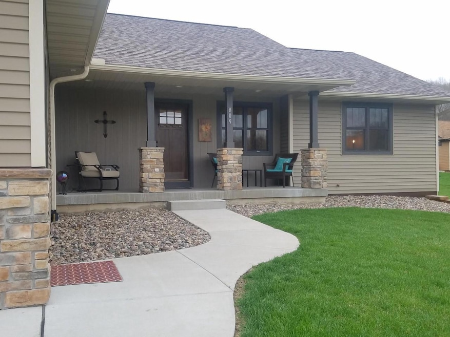 Front door inviting 809 Timberwood LN