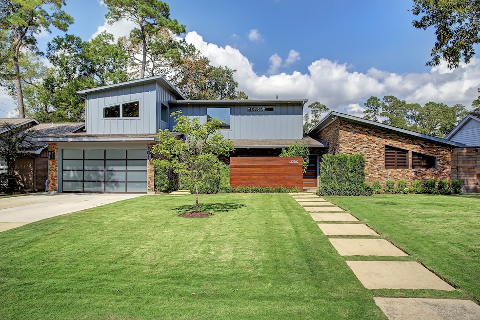 10946 Saint Marys Ln, Houston, TX 77079 - photo 1