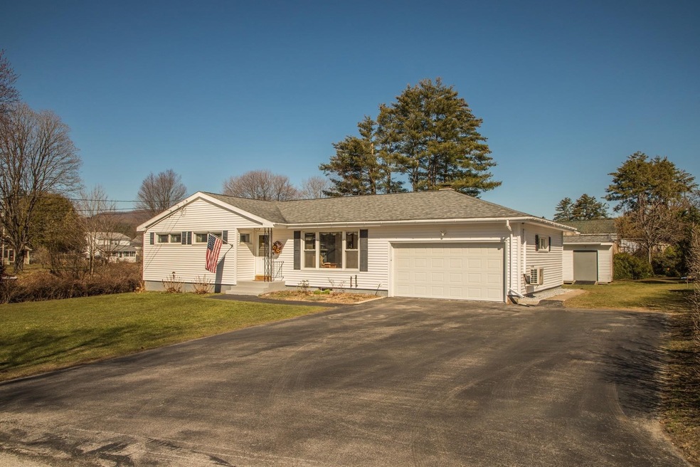 41 Maplewood Dr, Center Rutland, VT 05736 - photo 1