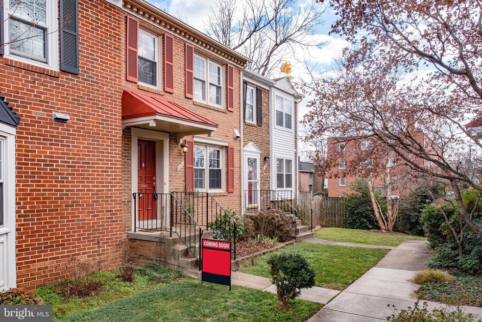 1322 Chetworth Ct, Alexandria, VA 22314 - photo 1