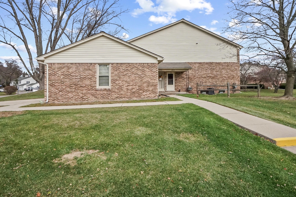 38513 Capetown Ct unit 169, Clinton Township, MI 48038 - photo 1