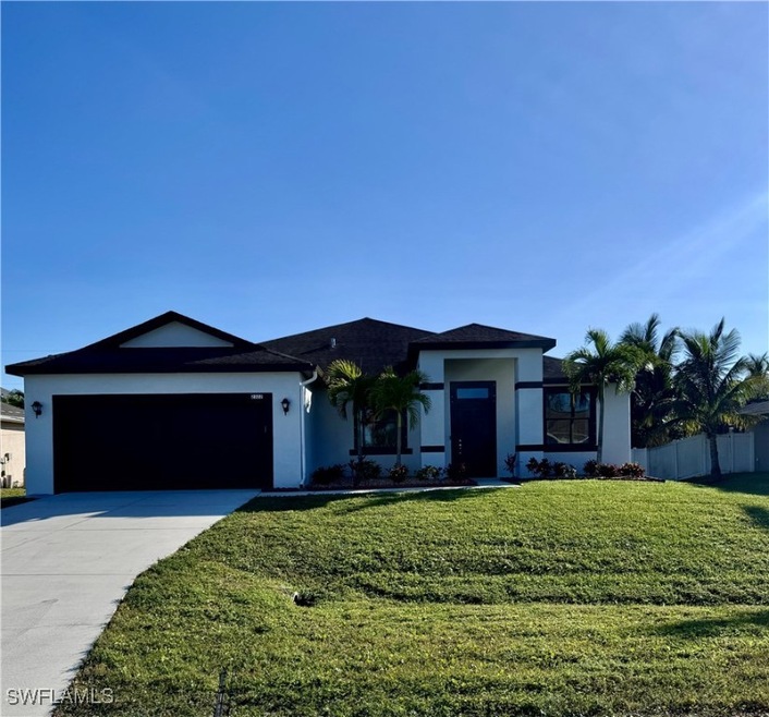 View of front of home featuring a front yard and a