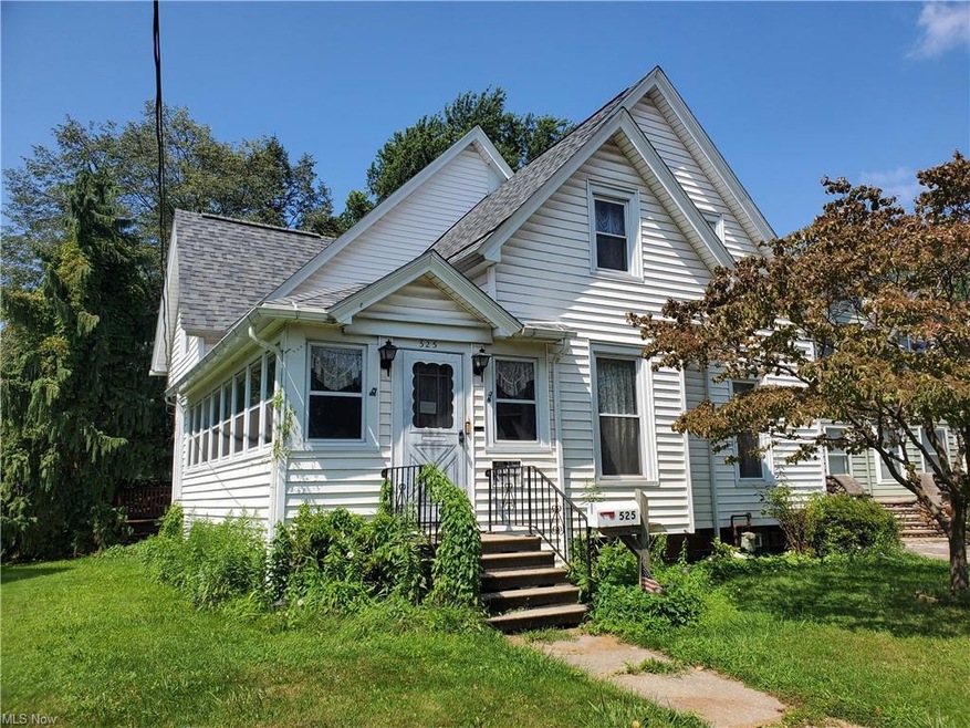View of front of property featuring a front lawn