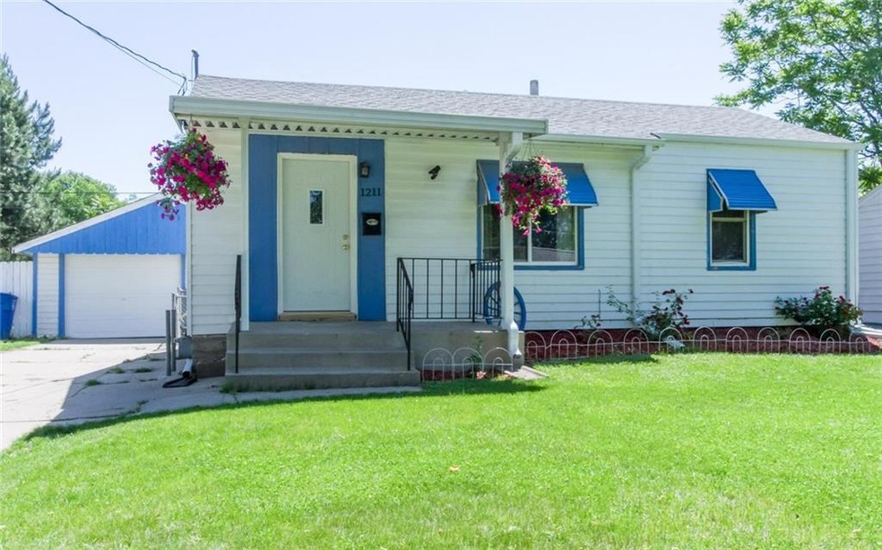 1211 E 33rd Ct, Des Moines, IA 50317 - photo 1