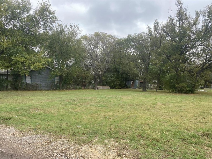 430 Sabine Ave, Cleburne, TX 76031 - photo 1