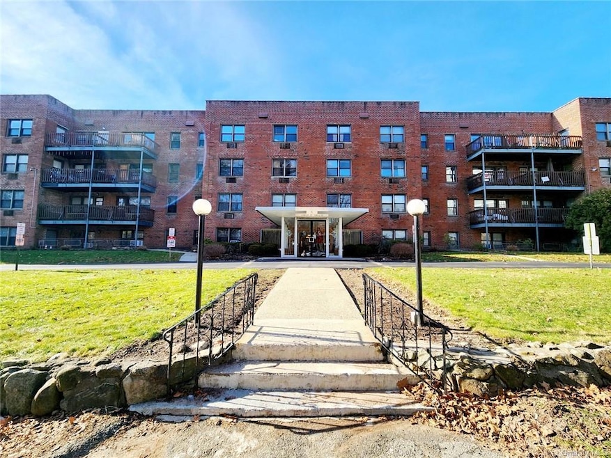 Oakdale Manor unit A6 D, Suffern, NY 10901 - photo 1