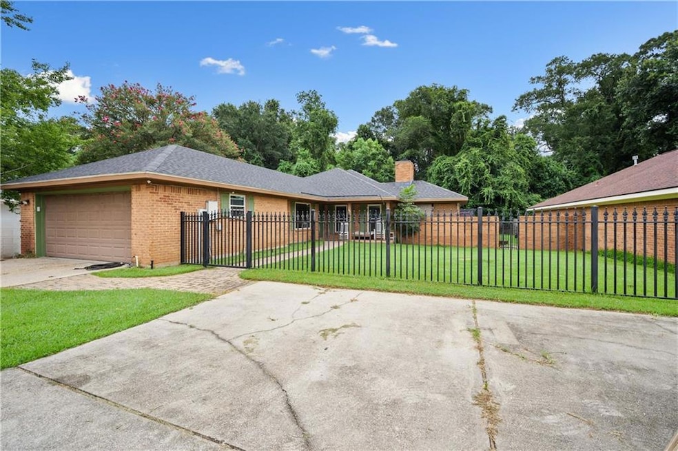 4030 Hillcrest Ln W, Mobile, AL 36693 - photo 1