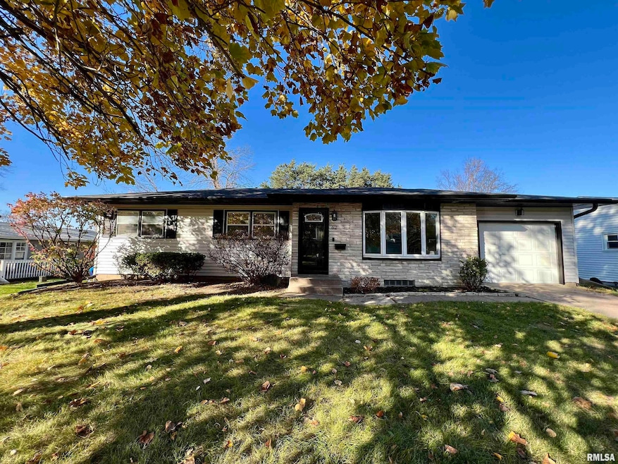 62 Parklane Cir, Bettendorf, IA 52722 - photo 1