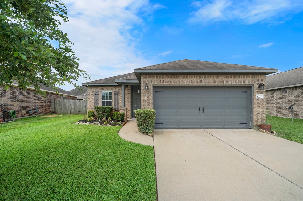 1027 Cash St, Alvin, TX 77511 - photo 1