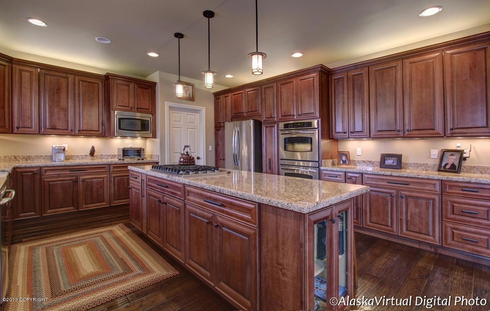 Gorgeous kitchen w/dbl ovens & microwave