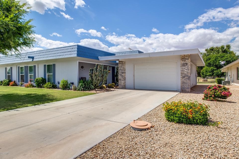 10218 W Highwood Ln, Sun City, AZ 85373 - photo 1