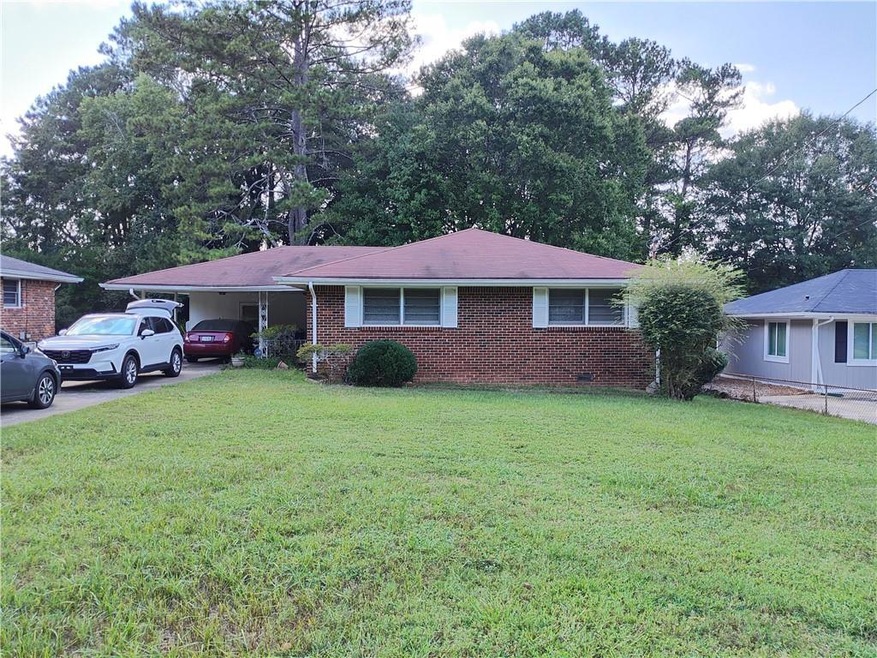 View of front facade featuring a front lawn