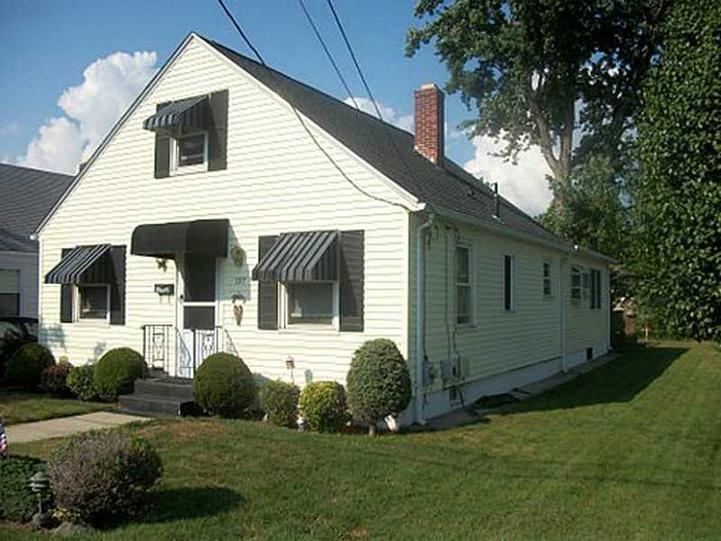 137 Overland Ave, Cranston, RI 02910 - photo 1