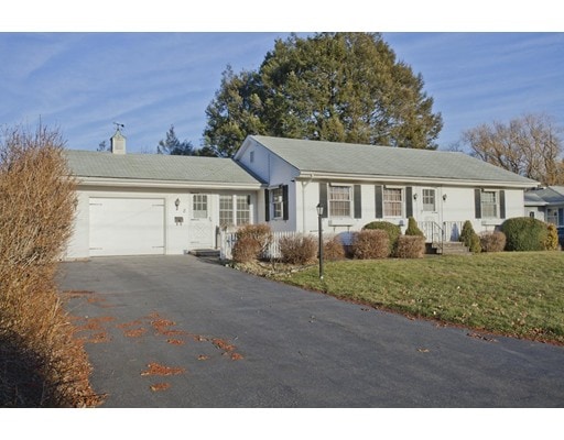 8 Nicholls Dr, Holyoke, MA 01040 - photo 1