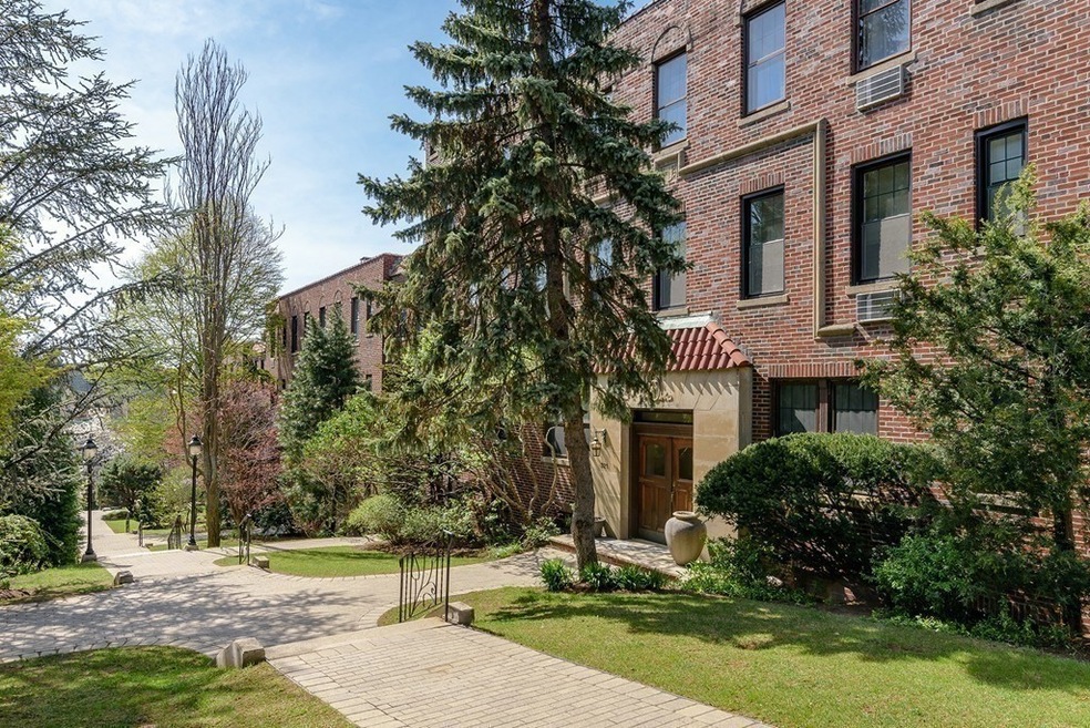 321 Tappan St unit 5, Brookline, MA 02445 - photo 1