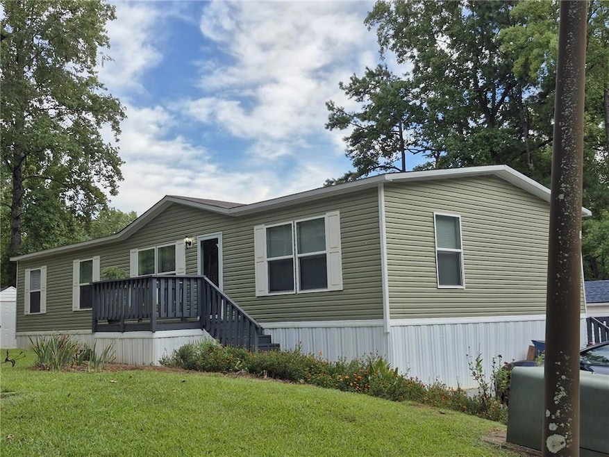 Manufactured / mobile home with a front yard